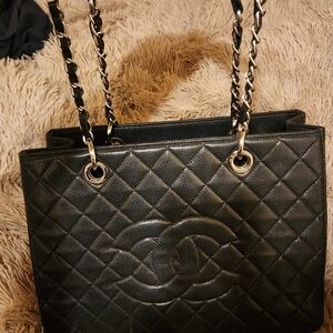 Chic Black Quilted Chanel Tote Bag